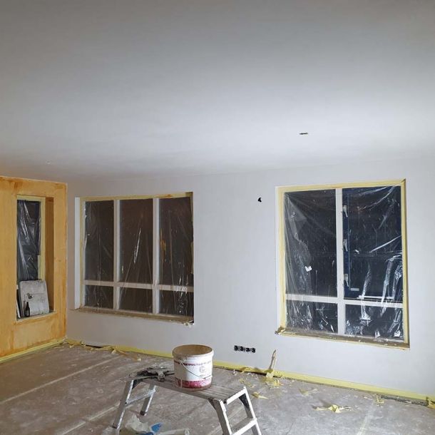 J Kok stukwerk woonkamer wanden stukadoren 